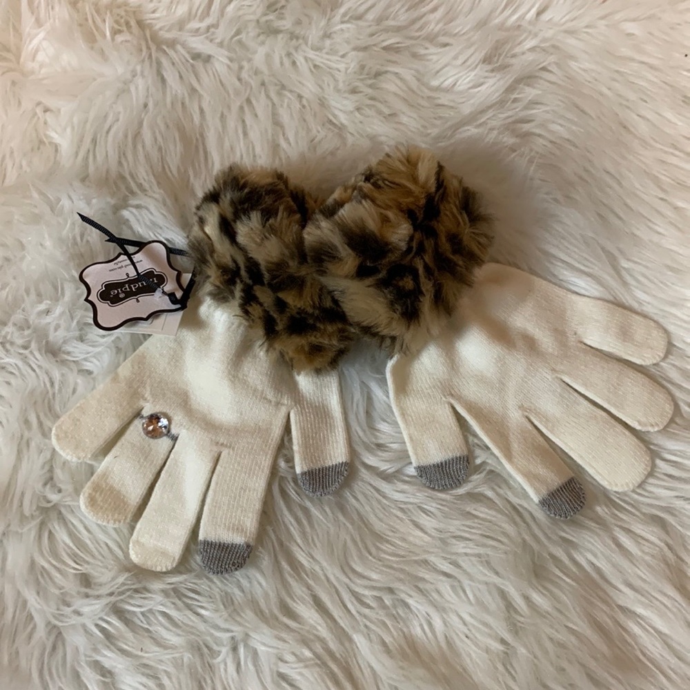 Mud Pie off white gloves with faux leopard fur cuffs and rhinestone “ring” New